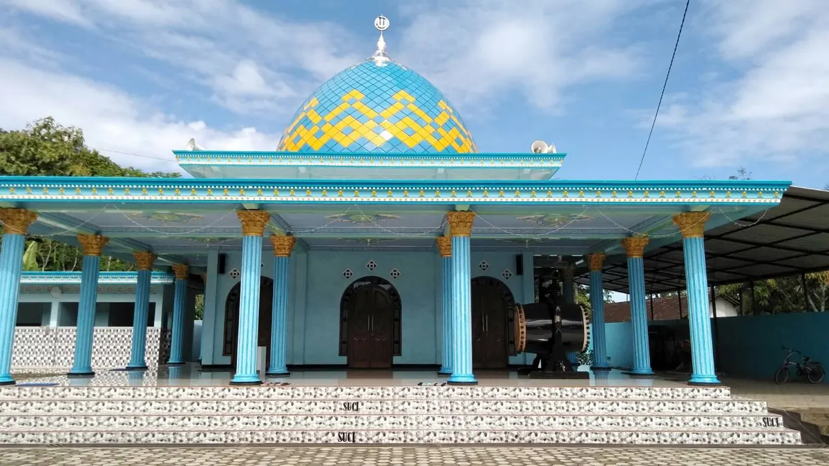 Masjid Jami' Al-Huda dilihat dari halaman depan